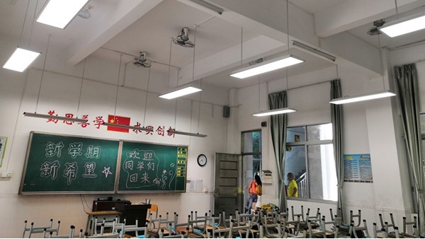 熒光燈嚴重危害學(xué)生的視力健康，教室照明需要用護眼教室燈具