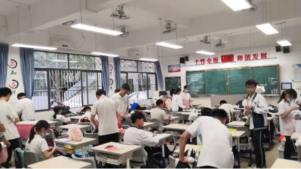 維格教育照明：點(diǎn)亮知識(shí)的曙光，黑板燈的專業(yè)選擇